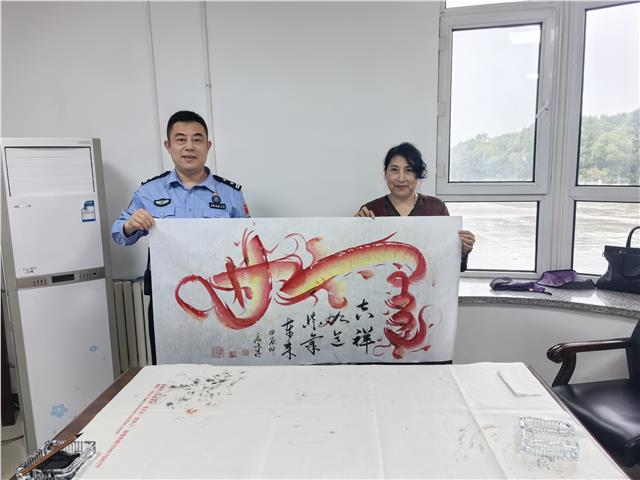 中国著名画家高文清到密山口岸慰问移民管理警察图3
