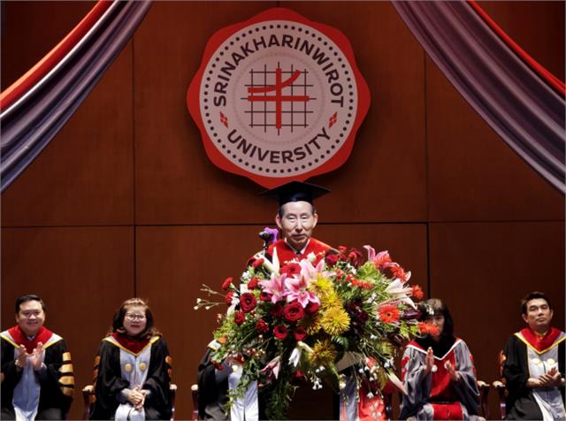 泰国诗纳卡琳威洛大学授予龙宇翔荣誉博士