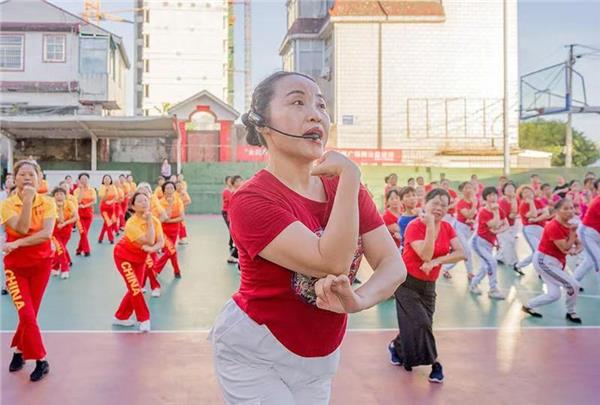 举杯邀明月，舞动中外心：全球直播中秋晚会的舞蹈魅力——记“月是故乡明，心香沁中外”晚会的舞蹈节目《美丽中国》