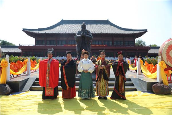 甲辰年 癸酉月 乙未日，潍坊好德国学院祭孔大典圆满礼成