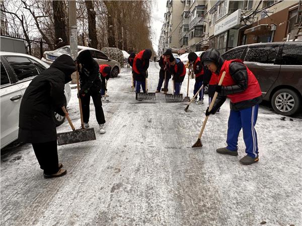 长春市红旗街道清雪记：专业清雪显威力，义务力量聚合力