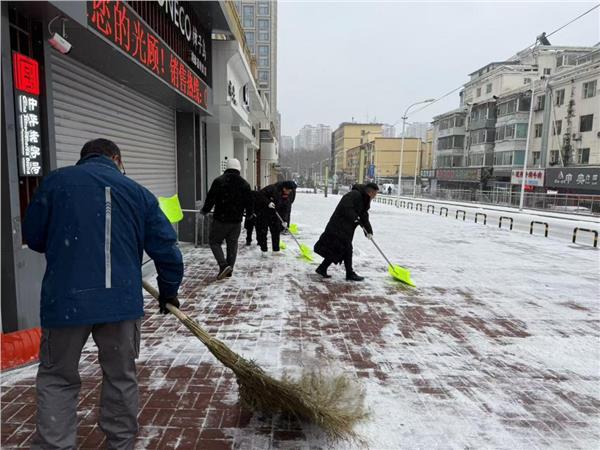 长春市红旗街道清雪记：专业清雪显威力，义务力量聚合力