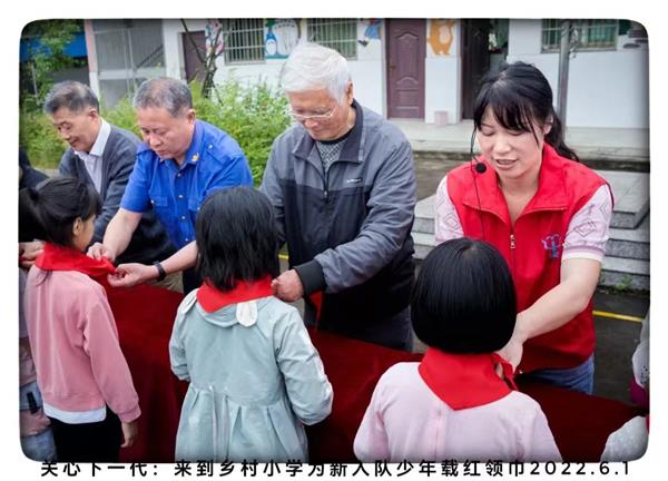 第五届“世界因爱而生”全球春晚摄影总监彭济浩 八十多岁的好摄之徒用镜头定格文化交融与爱的瞬间