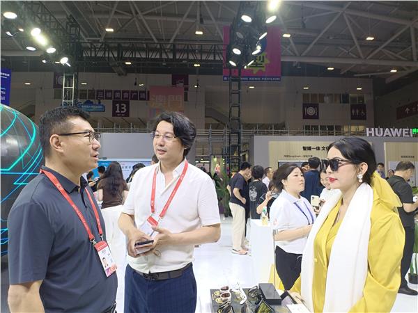 爱国港星、中国国际新闻杂志社副社长张羽希闪耀深圳文博会：艺术与科技共谱文化新章