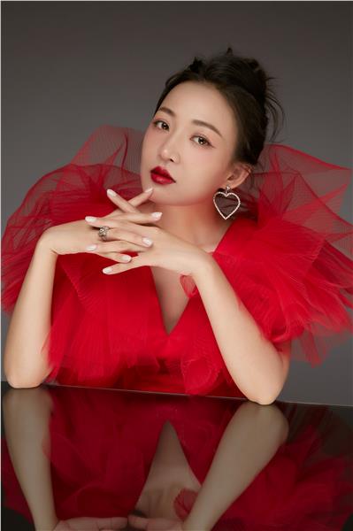中国国际新闻杂志社音乐传播院院长娅琳由广州大彩精心打造原创企业之歌《大彩之梦》正式上线