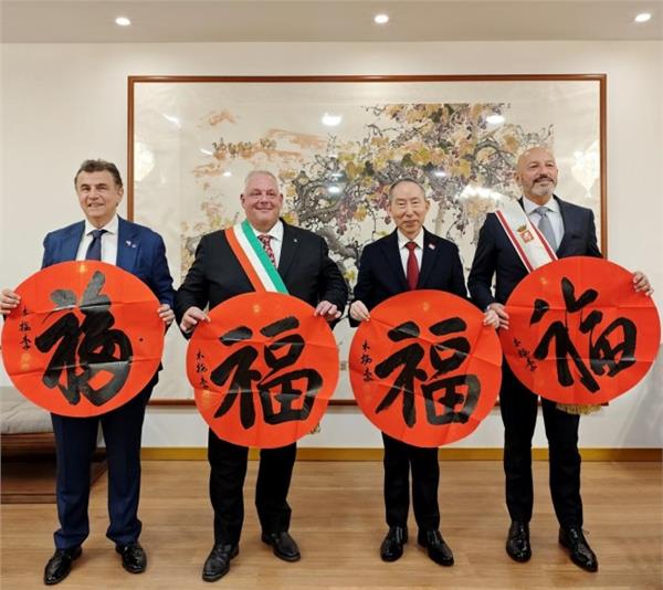 龙宇翔与意大利格罗塞托市长维瓦雷利亲切会见