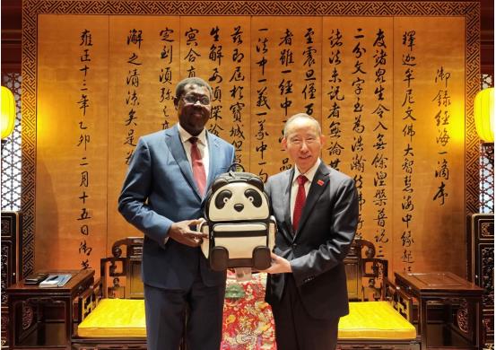 龙宇翔与南苏丹外交与合作部部长蒙代·塞马亚·肯尼斯·昆巴亲切会见