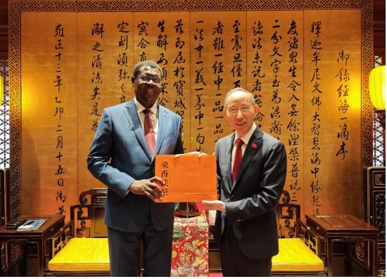 龙宇翔与南苏丹外交与合作部部长蒙代·塞马亚·肯尼斯·昆巴亲切会见