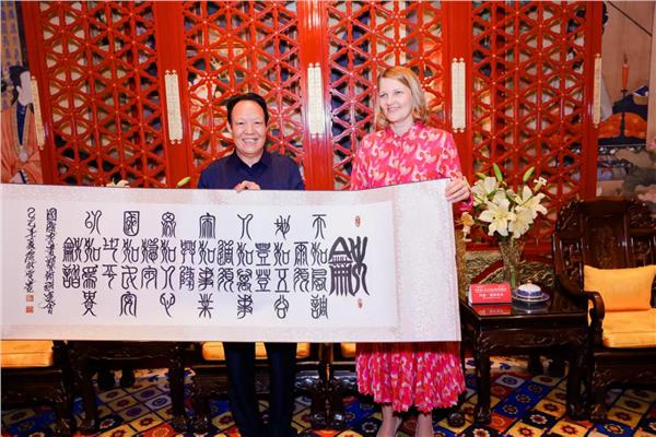中国国际新闻杂志社书画院副院长、中国国际书法家协会副主席康新云和芬兰前总理玛丽.基维涅米会晤