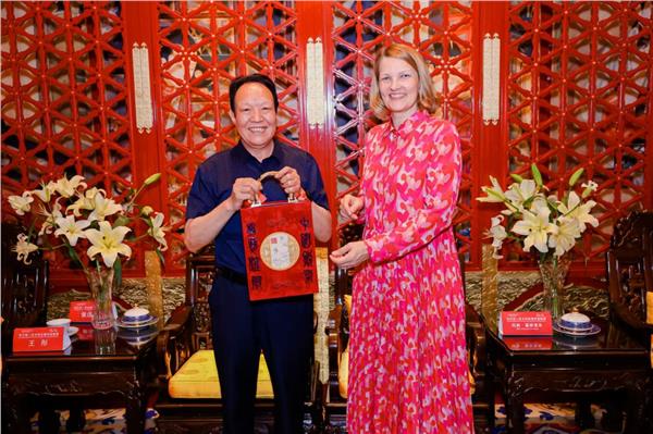 中国国际新闻杂志社书画院副院长、中国国际书法家协会副主席康新云和芬兰前总理玛丽.基维涅米会晤