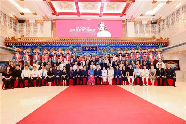 中国国际新闻杂志社书画院副院长、中国国际书法家协会副主席康新云和芬兰前总理玛丽.基维涅米会晤
