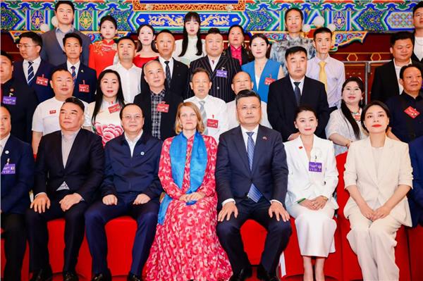 中国国际新闻杂志社书画院副院长、中国国际书法家协会副主席康新云和芬兰前总理玛丽.基维涅米会晤