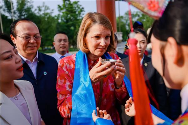 中国国际新闻杂志社书画院副院长、中国国际书法家协会副主席康新云和芬兰前总理玛丽.基维涅米会晤