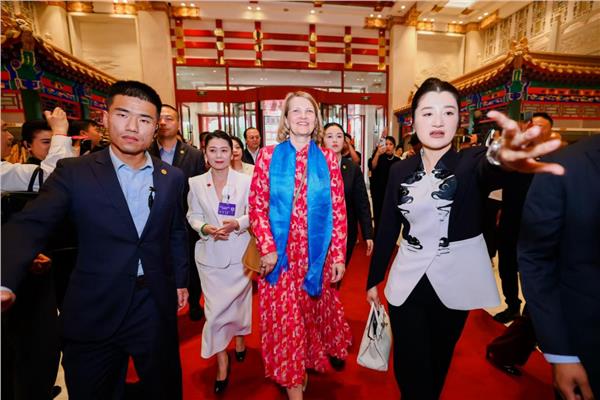 中国国际新闻杂志社书画院副院长、中国国际书法家协会副主席康新云和芬兰前总理玛丽.基维涅米会晤