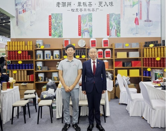 龙宇翔出席“中茶杯”第十五届国际鼎承茶王赛（春季赛）颁奖典礼