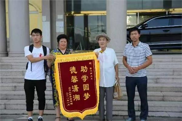 六秩党徽映初心 毕生薪火照寒门——记老党员蔡允新的赤子长歌