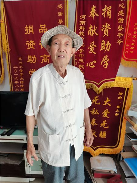 六秩党徽映初心 毕生薪火照寒门——记老党员蔡允新的赤子长歌