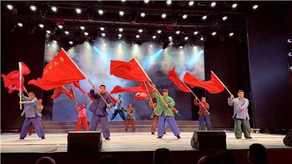  国际戏曲研究演艺协会河南协会 协同有关单位组织参观学习红旗渠上 的一座丰碑吴祖泰先进事迹活动