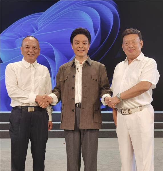  国际戏曲研究演艺协会河南协会 协同有关单位组织参观学习红旗渠上 的一座丰碑吴祖泰先进事迹活动