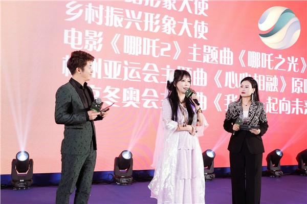 中国国际新闻杂志社副社长张羽希杭州千人疗愈音乐会温暖全场，让疗愈音乐传媒服务经济界长足发展
