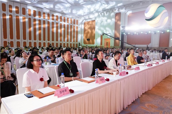 中国国际新闻杂志社副社长张羽希杭州千人疗愈音乐会温暖全场，让疗愈音乐传媒服务经济界长足发展