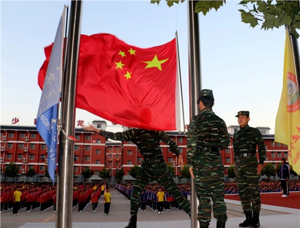 少林小龙武校举行“铭记历史，强身报国——纪念抗日战争胜利八十周年”主题升旗仪式
