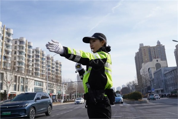 安阳交警正能量丨群众逛庙会 “警”色护安宁
