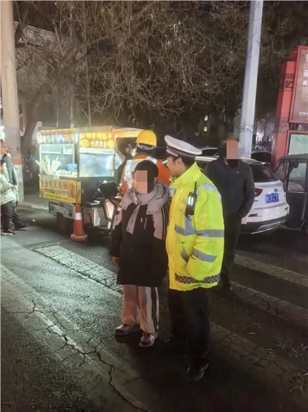 安阳交警正能量丨群众逛庙会 “警”色护安宁