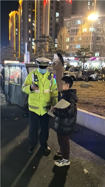安阳交警正能量丨群众逛庙会 “警”色护安宁