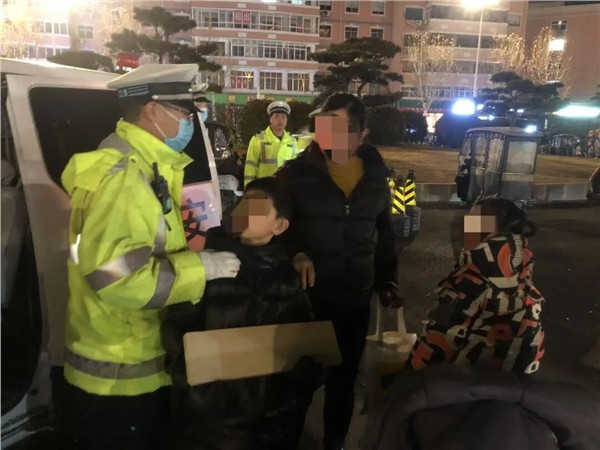 安阳交警正能量丨群众逛庙会 “警”色护安宁