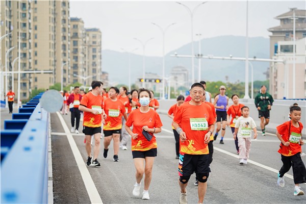 千名跑者共聚东至，共绘乡村振兴活力画卷——2025“奔跑江淮”和美乡村健康跑（东至华龙洞站） 激情开跑