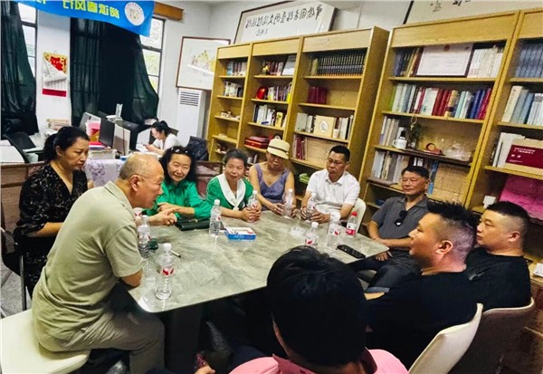 华侨图书馆里海内外嘉宾欢聚一堂，共绘图书漂流新蓝图