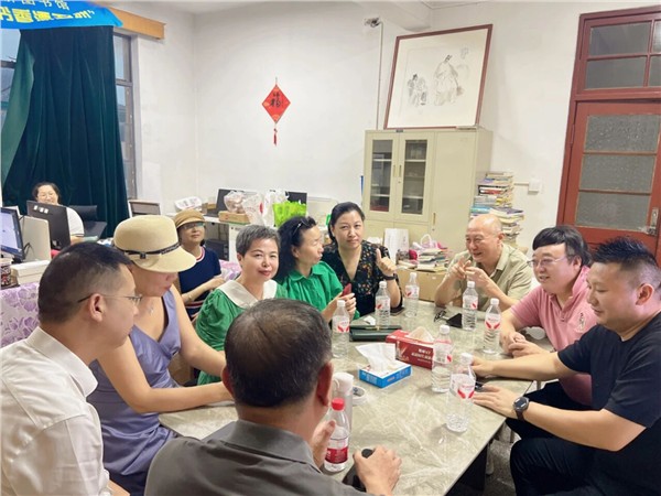 华侨图书馆里海内外嘉宾欢聚一堂，共绘图书漂流新蓝图