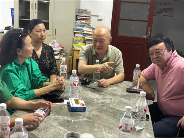 华侨图书馆里海内外嘉宾欢聚一堂，共绘图书漂流新蓝图