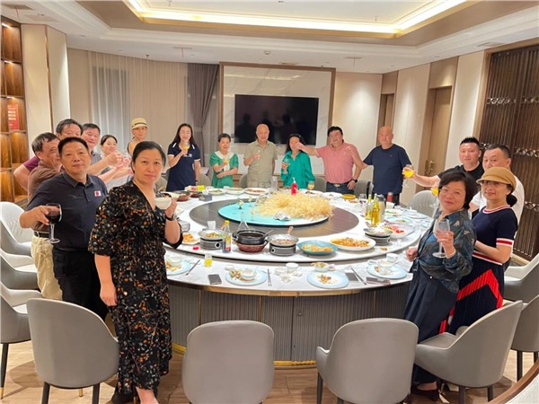 华侨图书馆里海内外嘉宾欢聚一堂，共绘图书漂流新蓝图