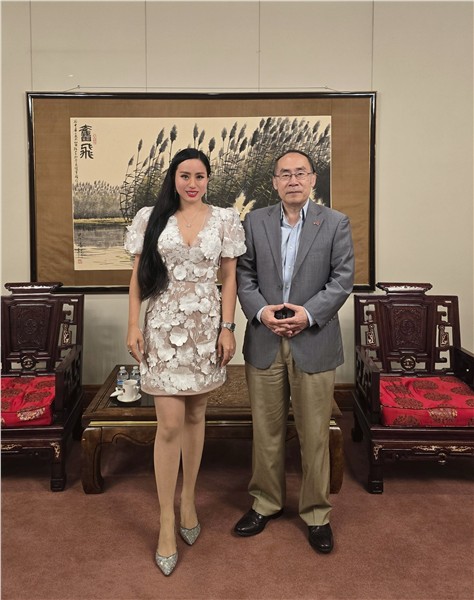 中国国际新闻杂志社音乐传播院副院长、美国分社副社长张羽琪三度绽放奥城文化节，笛箫悠扬展现中华文化魅力