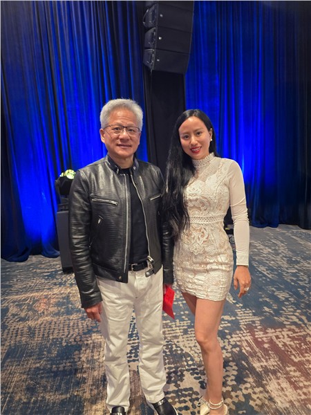 中国国际新闻杂志社音乐传播院副院长、美国分社副社长张羽琪三度绽放奥城文化节，笛箫悠扬展现中华文化魅力