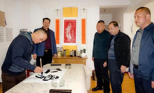 中国国际美术家协会副主席、中国国际书法家协会副主席尚甘雨简介——用环保理念书画山水之美