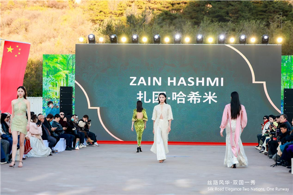 首届中巴时装秀在北京八达岭长城隆重举办