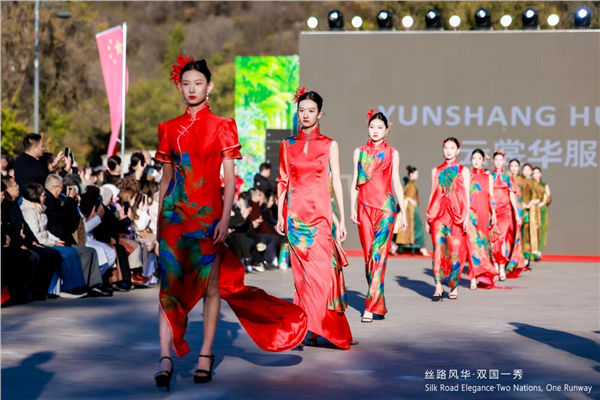首届中巴时装秀在北京八达岭长城隆重举办
