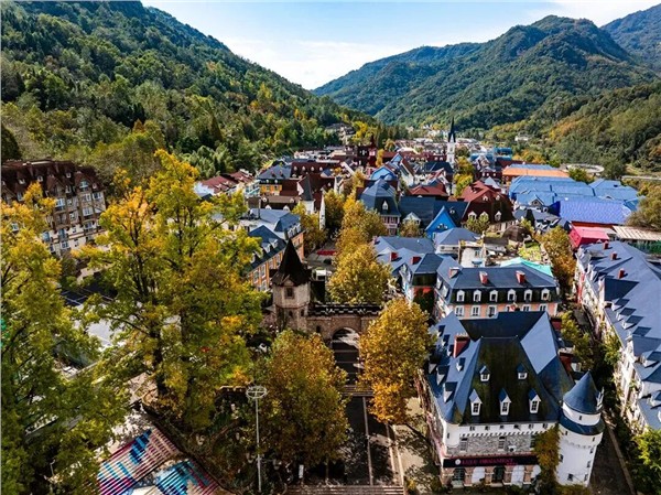 成都彭州市“彭派生活方式”从“旅游目的地”到“生活目的地”的转型路径探析