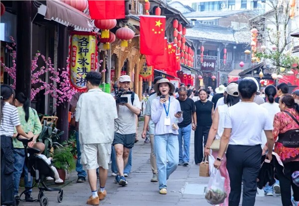 成都彭州市“彭派生活方式”从“旅游目的地”到“生活目的地”的转型路径探析