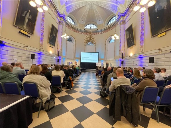 中国国际新闻杂志社爱尔兰分社社长陈秋梅出席“Speak Out”发布会，共同推动校园安全