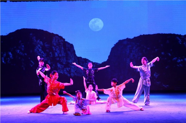 “精忠报国武术文化行”走进少林小龙武校 共赏功夫盛宴，开展书法交流