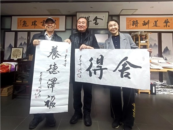 “精忠报国武术文化行”走进少林小龙武校 共赏功夫盛宴，开展书法交流