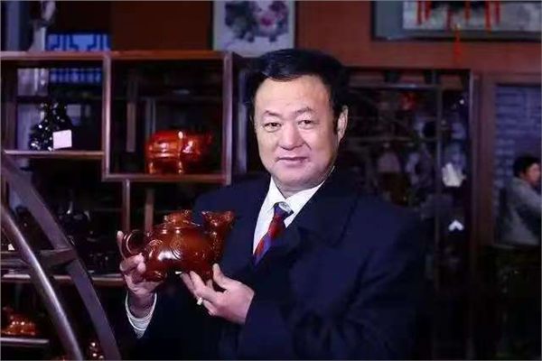 _IBK_图片1.png 全球(纽约)收藏家名誉会长、中国国际新闻杂志社专家委员会副主席、中国神牛集团总裁张书菡阐述红木文化艺术