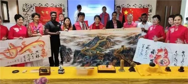 笔墨架桥——画家高文清随《舞动中国》赴斯交流获赞