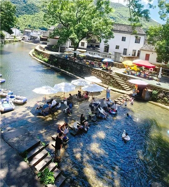 加快培养和构建以“生活策展人”和“场景架构师”为核心的场景创新人才体系