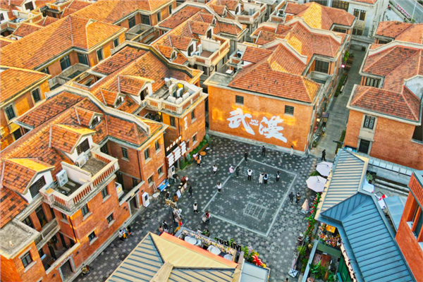 加快培养和构建以“生活策展人”和“场景架构师”为核心的场景创新人才体系