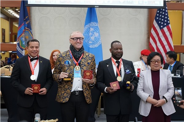龚氏三杰”获联合国80周年庆典《世界和平和谐奖》受关注